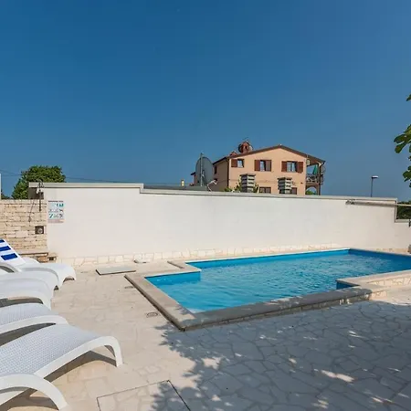Classy In With Shared Pool Gostinjska kuća