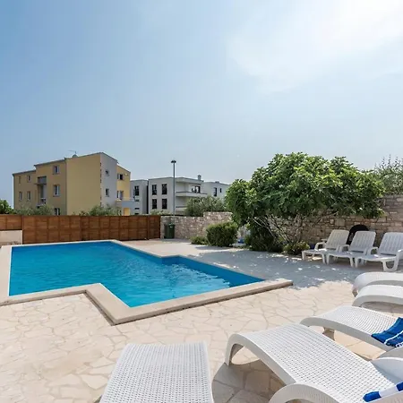 Classy In With Shared Pool * Umag