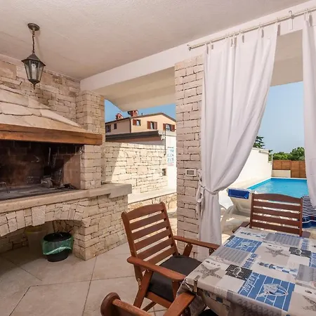 Classy In With Shared Pool Gostinjska kuća Umag