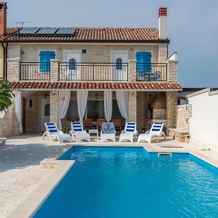 Pensjonat Classy In With Shared Pool Umag