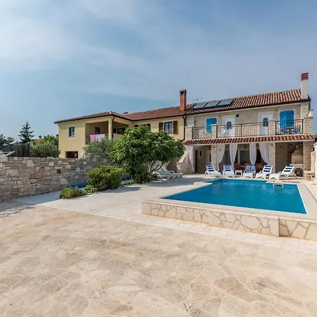 Classy In With Shared Pool * Umag