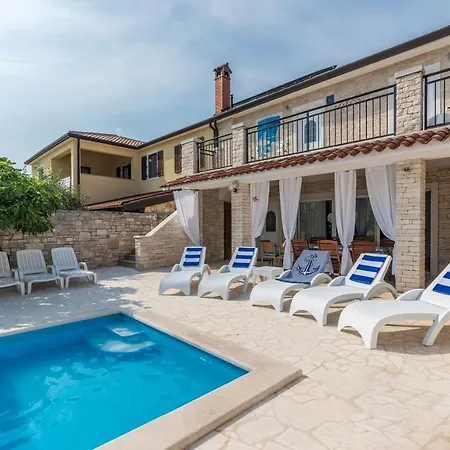 Classy In With Shared Pool Gæstehus Umag